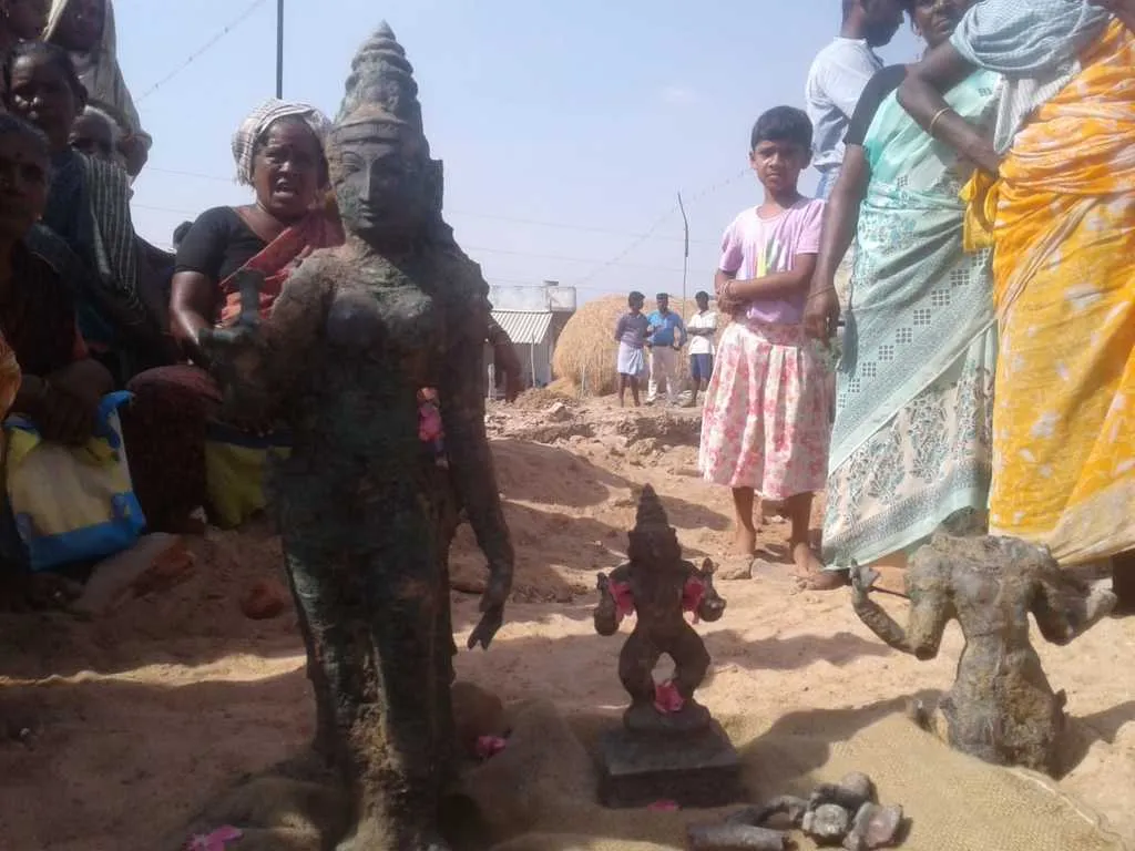  statue in under earth... Public Requests for Archaeological Survey